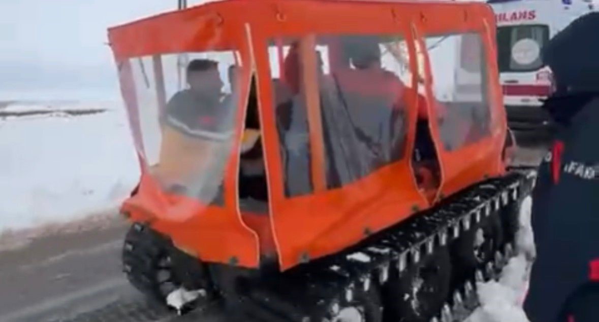 Gaziantep’te düşük riski olan hamile kadın paletli kar aracıyla kurtarıldı