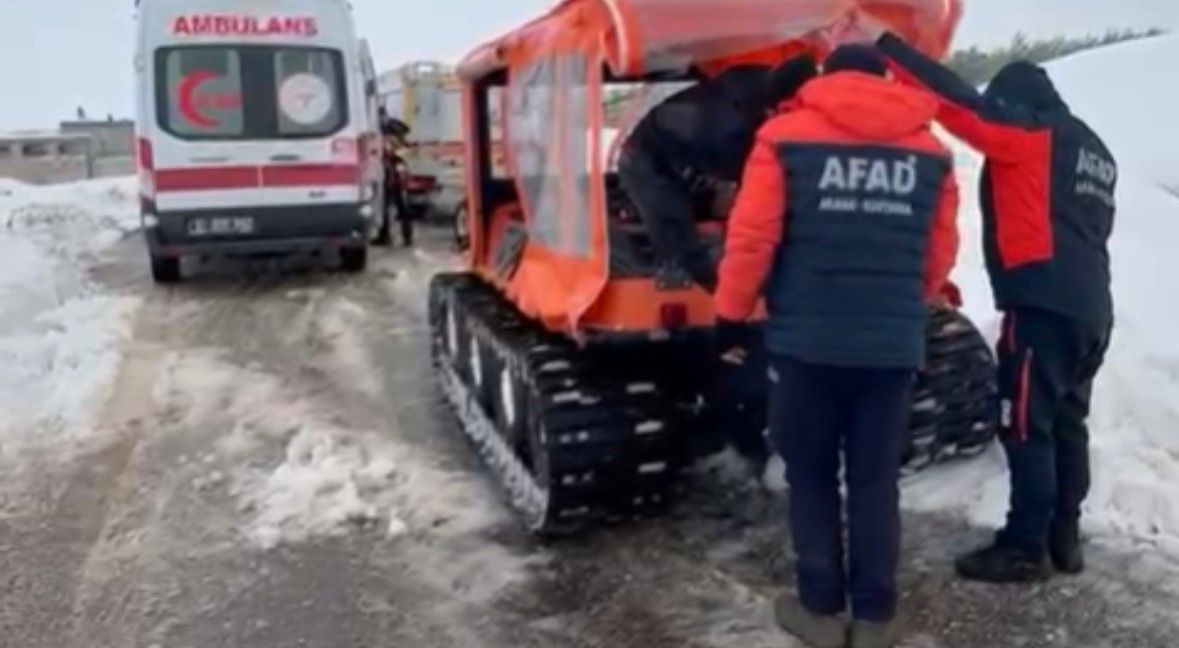Gaziantep’te düşük riski olan hamile kadın paletli kar aracıyla kurtarıldı