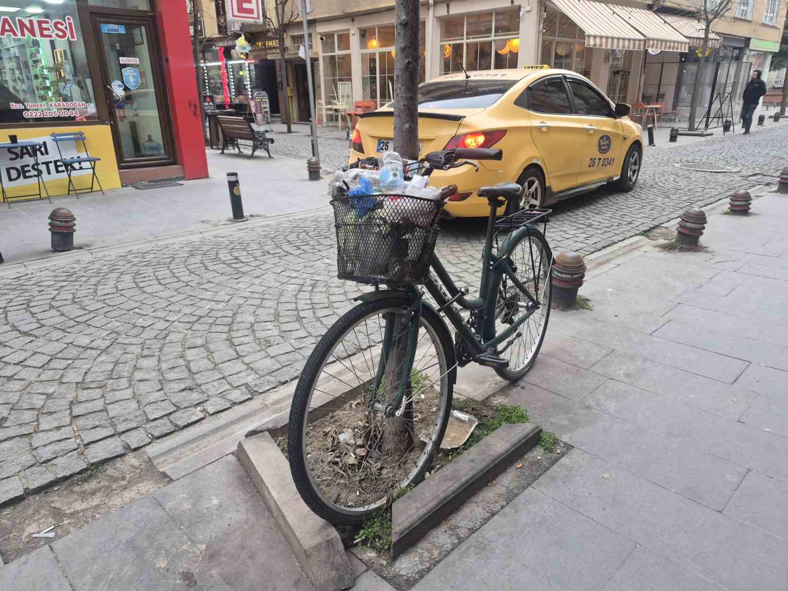 Aylardır ağaca kilitli duran bisikleti çöp kutusuna çevirdiler