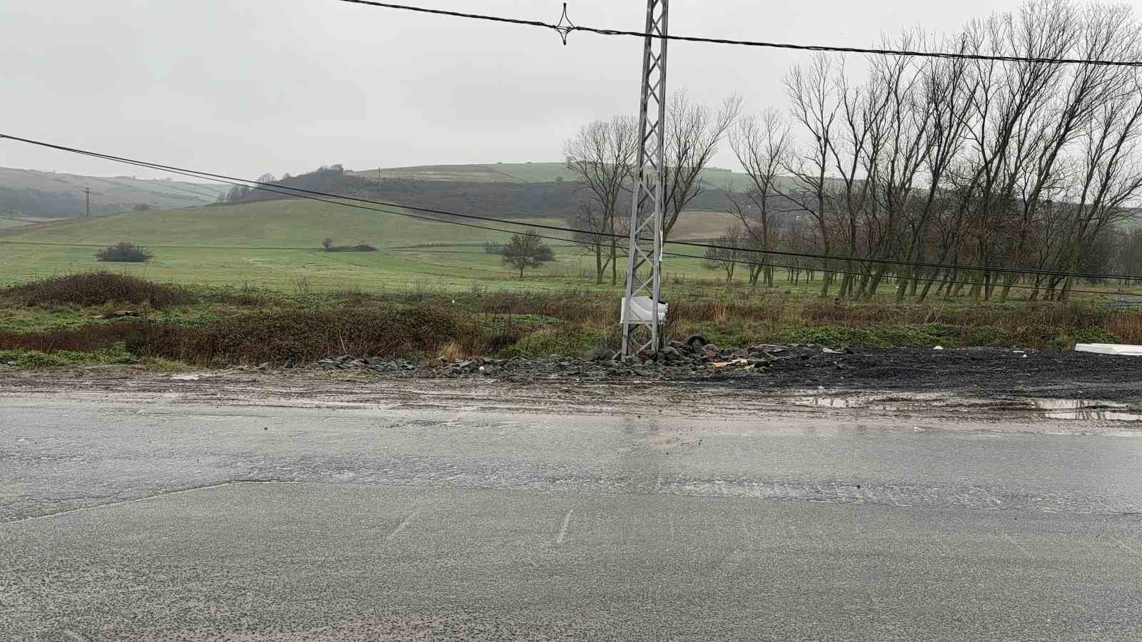 Arnavutk&ouml;y&rsquo;de otomobil su kanalına u&ccedil;tu: S&uuml;r&uuml;c&uuml; yaralı
