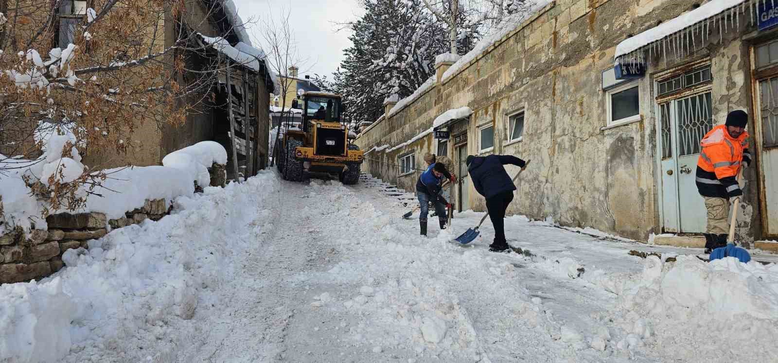 Aydıntepe&rsquo;de kar k&uuml;reme ve tuzlama &ccedil;alışmaları s&uuml;r&uuml;yor

