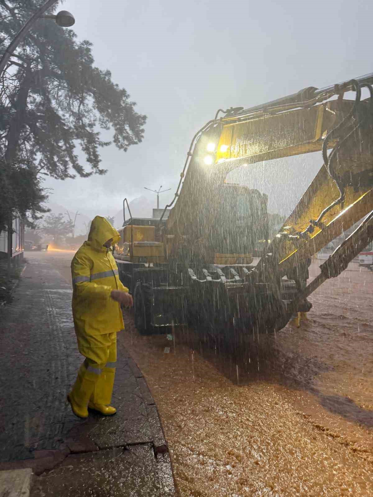 Kemer’de su baskınlarıyla mücadele