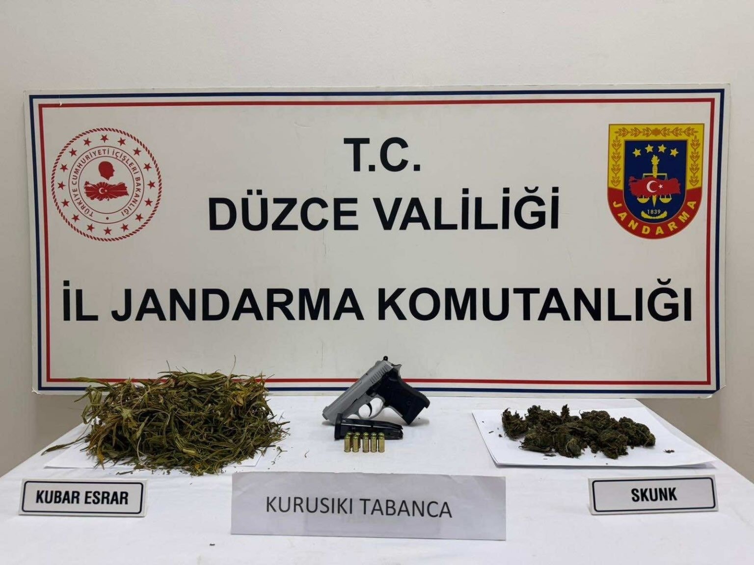 Evinin &ccedil;atısına kenevir bah&ccedil;esi kuran 1 şahıs yakalandı
