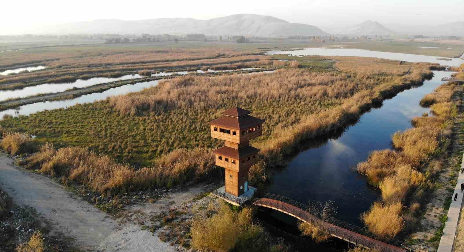 Y&uuml;zeyi buz tutan Kaz g&ouml;l&uuml; kış manzarası ile mest etti

