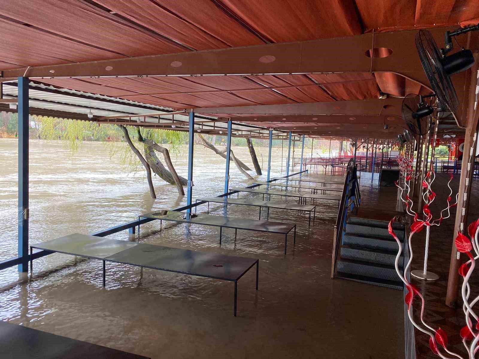 Antalya&rsquo;da sağanak taşkına yol a&ccedil;tı
