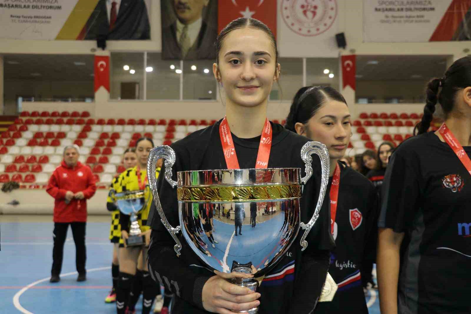 Kepez&rsquo;in yıldız kızları hentbolda Türkiye şampiyonu