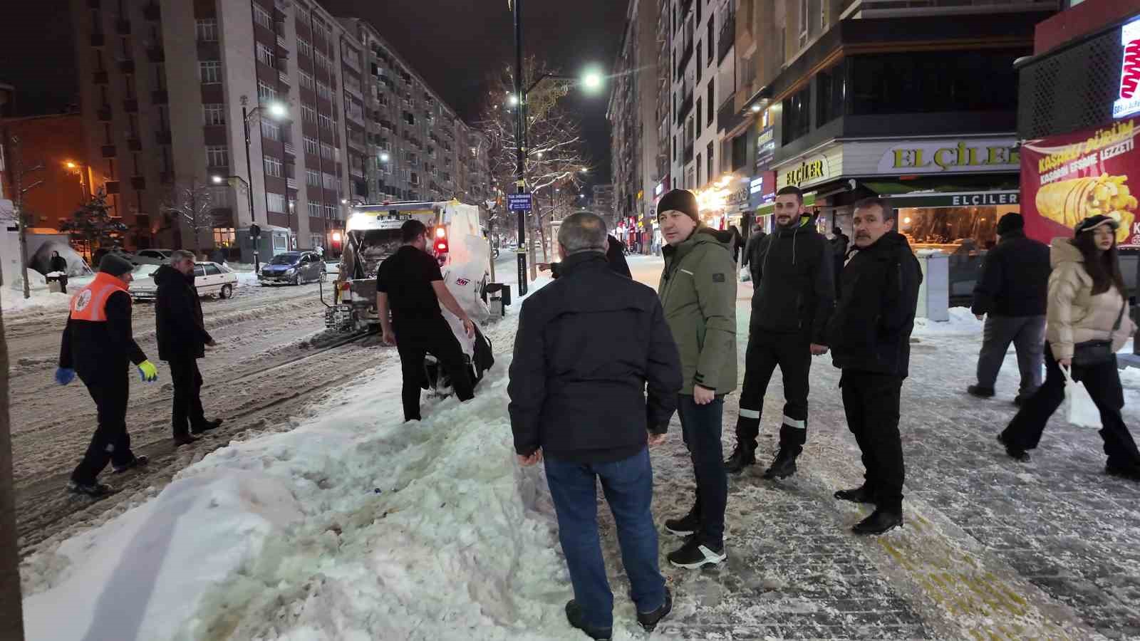 Başkan yolda kalan yolcuları evlerine ulaştırdı