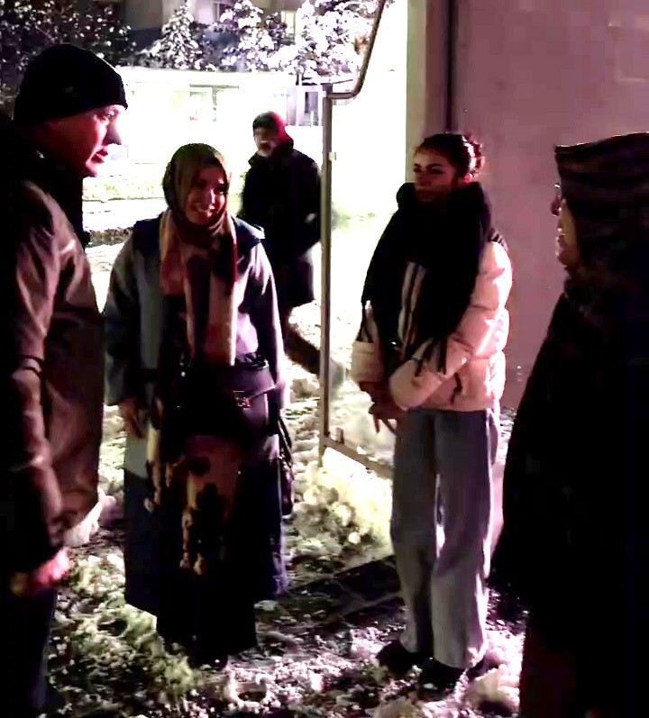 Başkan yolda kalan yolcuları evlerine ulaştırdı