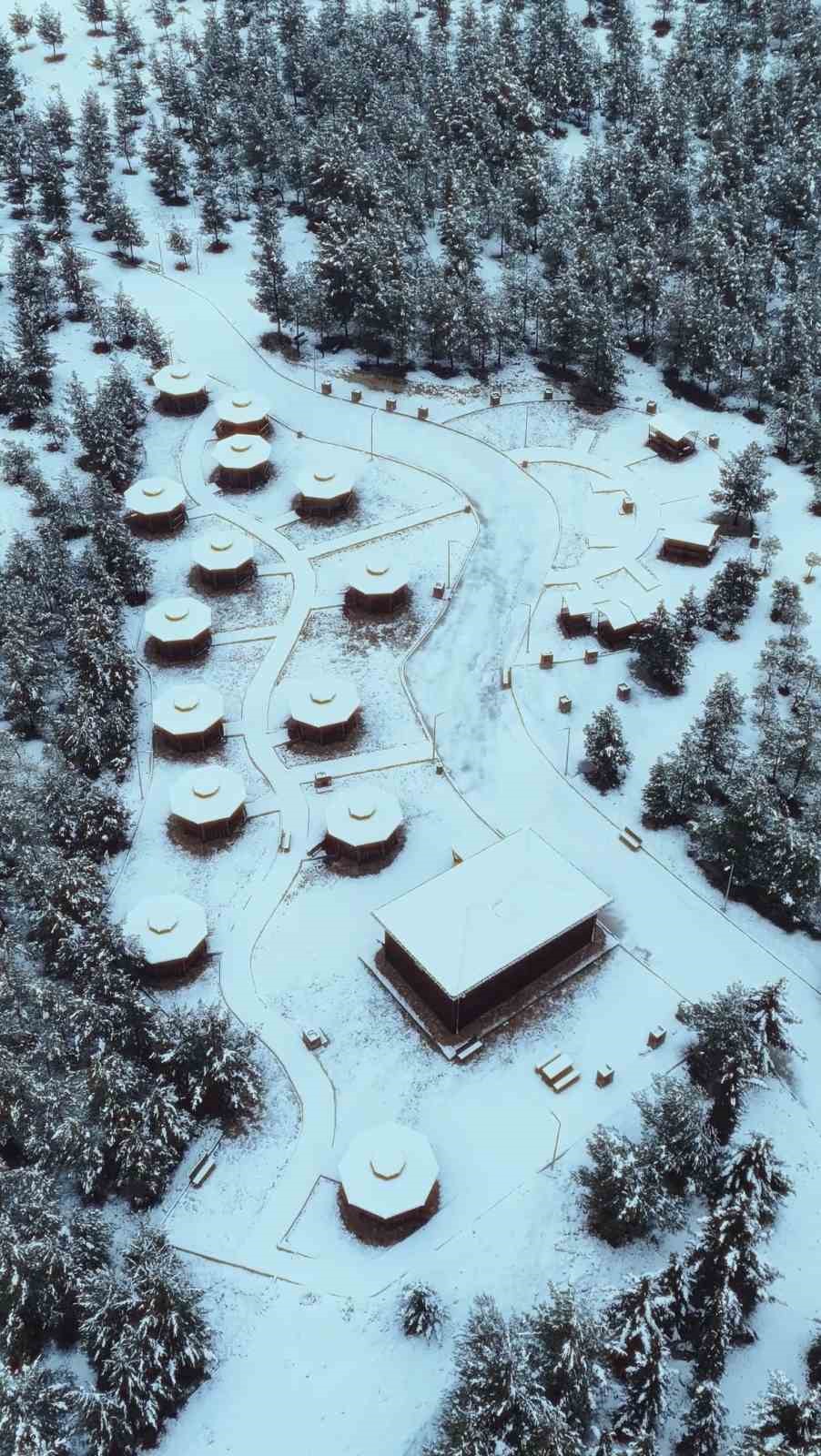 Mardin’de Kasımiye Medresesi’nin kar altındaki manzarası dronla görüntülendi