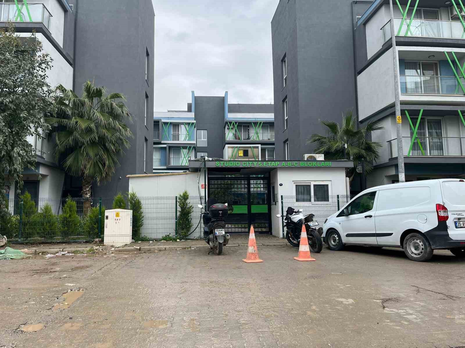 İzmir’deki korkunç cinayetin görgü tanığı konuştu: "Silah sesine koştuk, kanlar içinde bulduk"