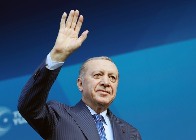 Cumhurbaşkanı Erdoğan: "Bizimle laf değil eser, hizmet yarıştırın"