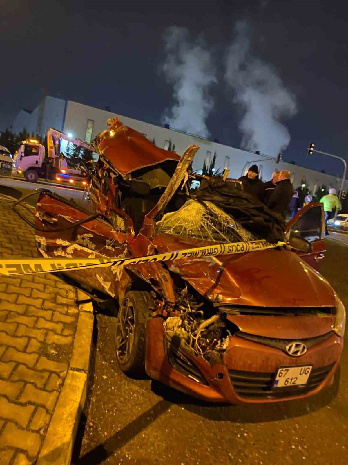 Otomobilin tıra ok gibi saplandığı kaza g&uuml;venlik kamerasında
