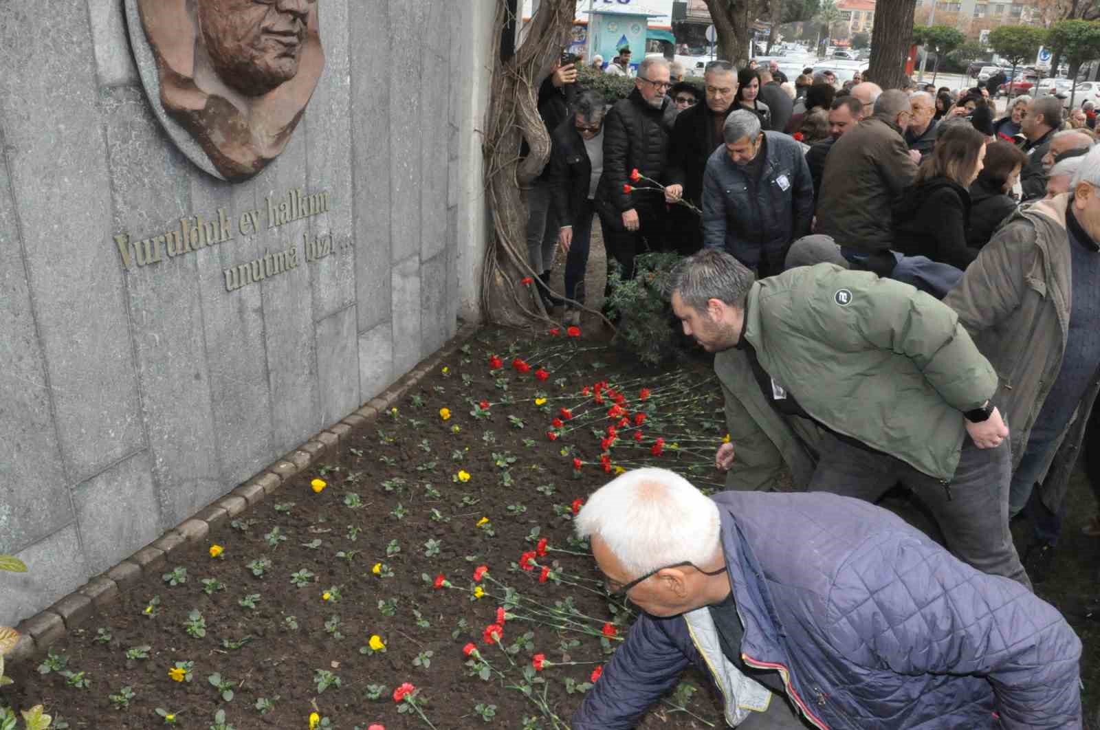 Uğur Mumcu, Salihli&rsquo;de karanfillerle anıldı
