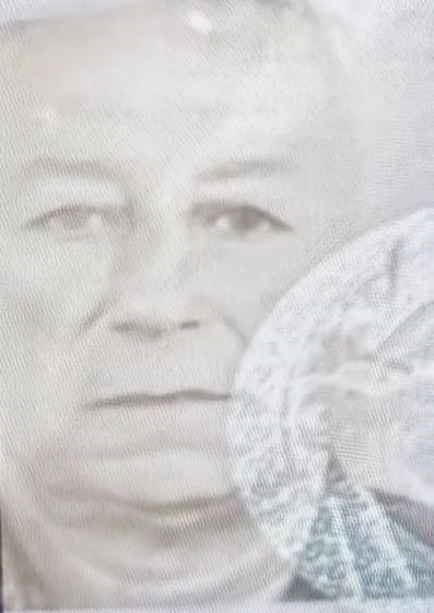 Evinin &ouml;n&uuml;ndeki parkta &ouml;l&uuml; bulundu
