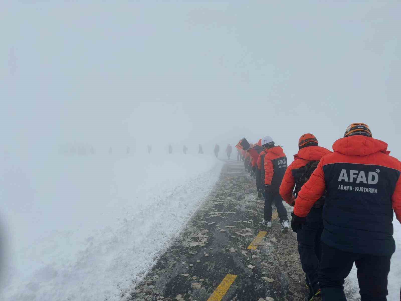 Afetlerin kahramanları, çığ tatbikatı yaptı