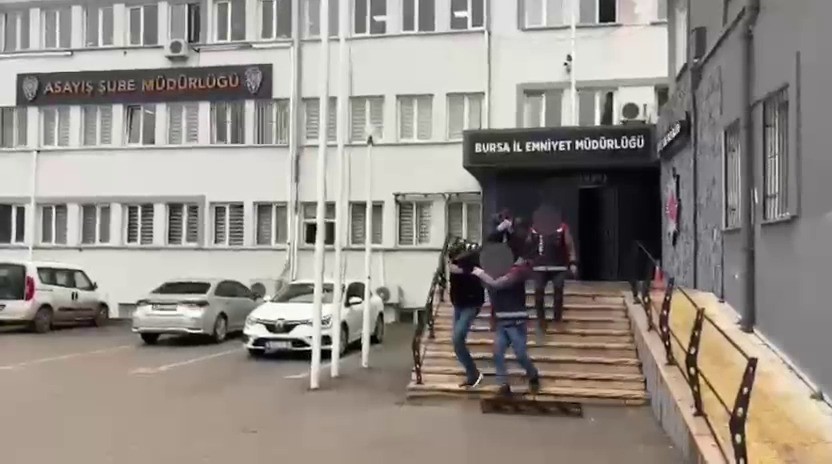 Bursa&rsquo;da sahte altın vurgunu: Kuyumcuları dolandırdılar, kameralara yakalandılar