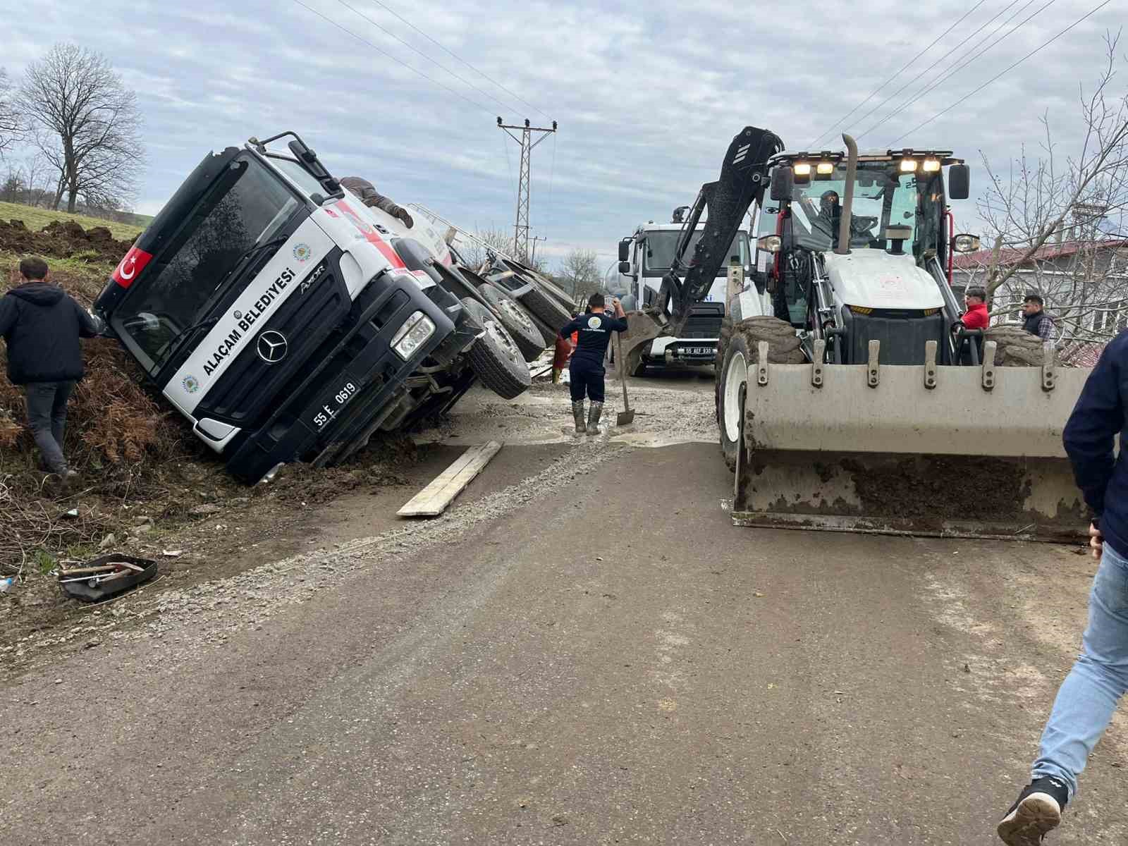 Samsun’da beton mikseri kanala devrildi