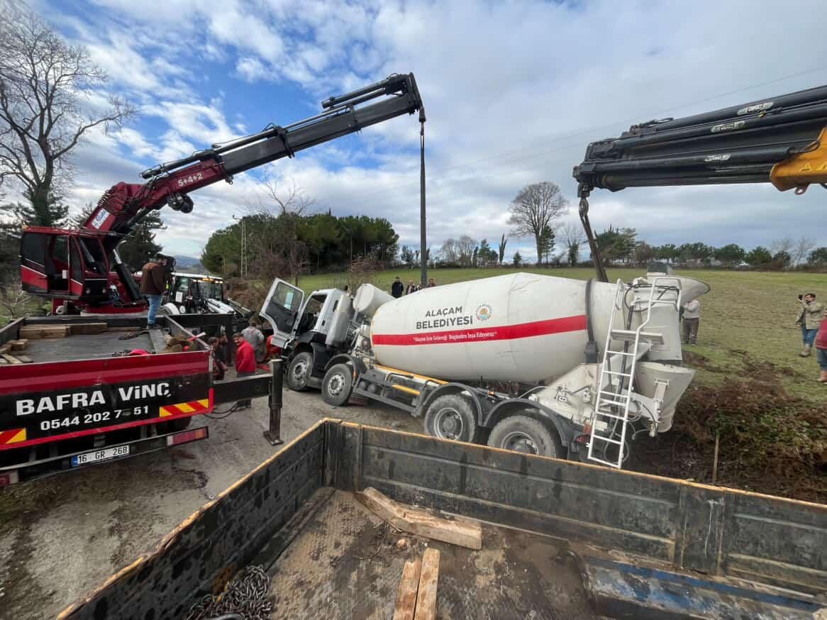 Samsun&rsquo;da beton mikseri kanala devrildi
