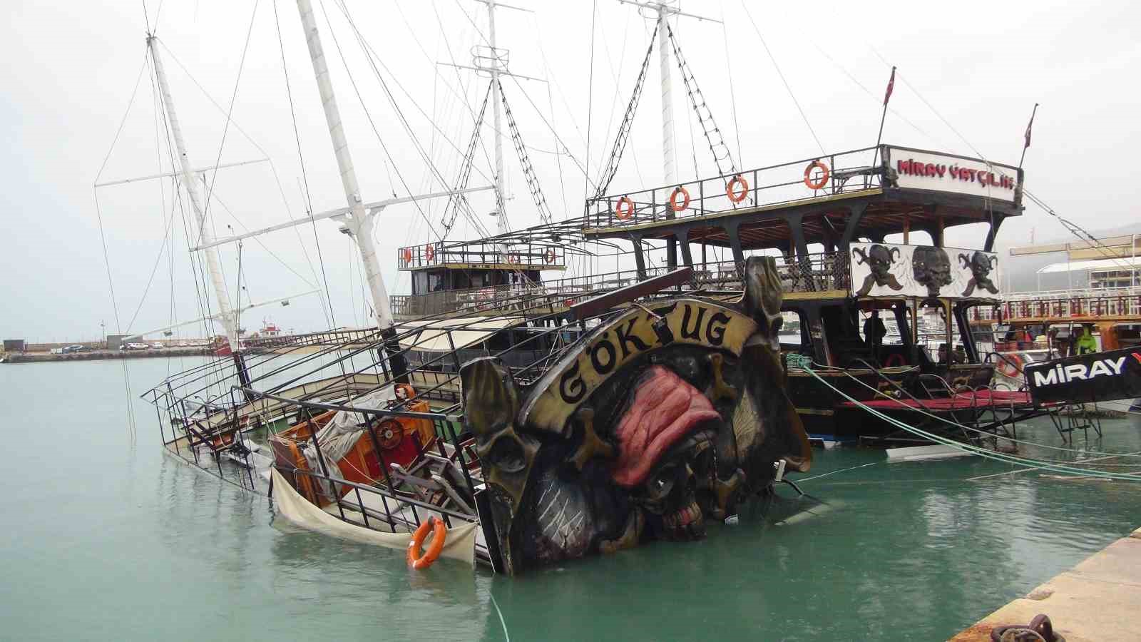 Silifke’de balık çiftliğinin ağı yırtıldı, kıyılar balıkla doldu