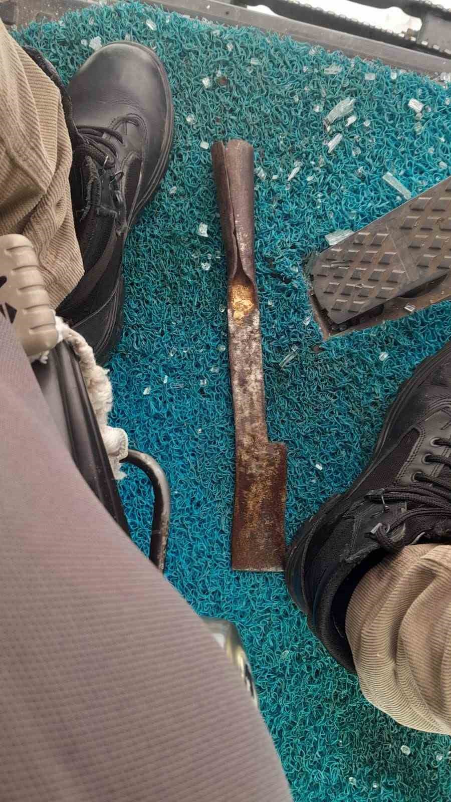 Bingöl’de ahır yolunu açmadılar diye iş makinesine saldırdılar