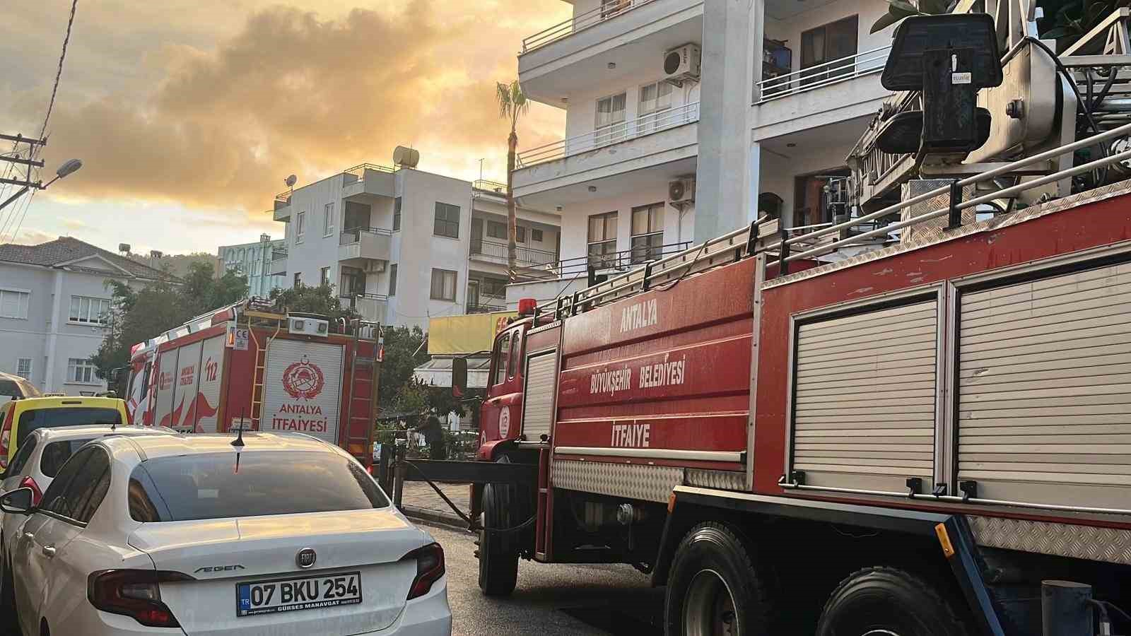 Alanya&rsquo;da 3 katlı binada yangın paniği
