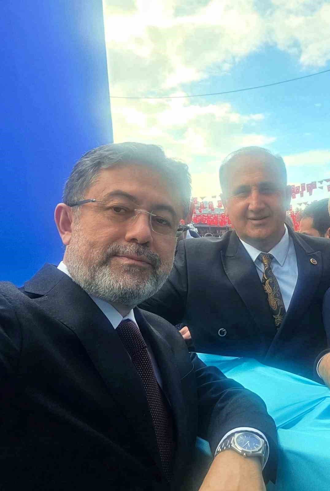 Başkan Kaya, Bakan Yumaklı ile deve g&uuml;reşlerini g&ouml;r&uuml;şt&uuml;

