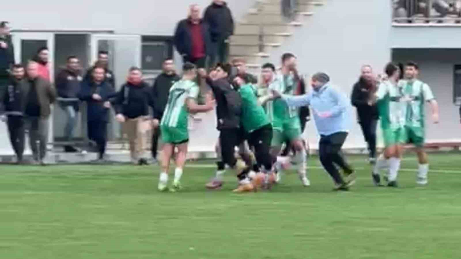 Amatör maçta saha karıştı, yumruklar konuştu