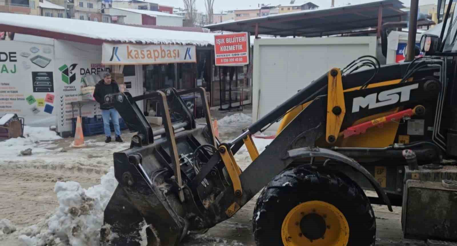 Darende Belediyesi karla m&uuml;cadelede 7/24 sahada
