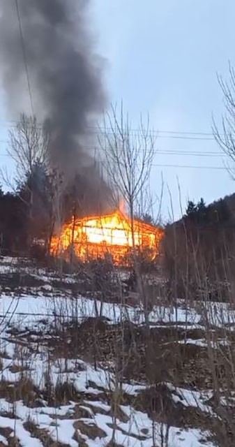 Köyde çıkan yangında bir ev kullanılamaz hale geldi