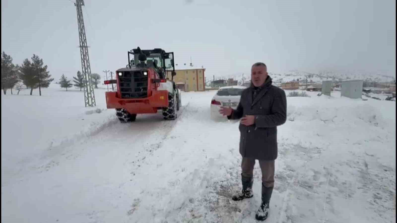 Batman&rsquo;da 35 k&ouml;y yolu ulaşıma a&ccedil;ıldı, ziyaret&ccedil;iler kurtarıldı
