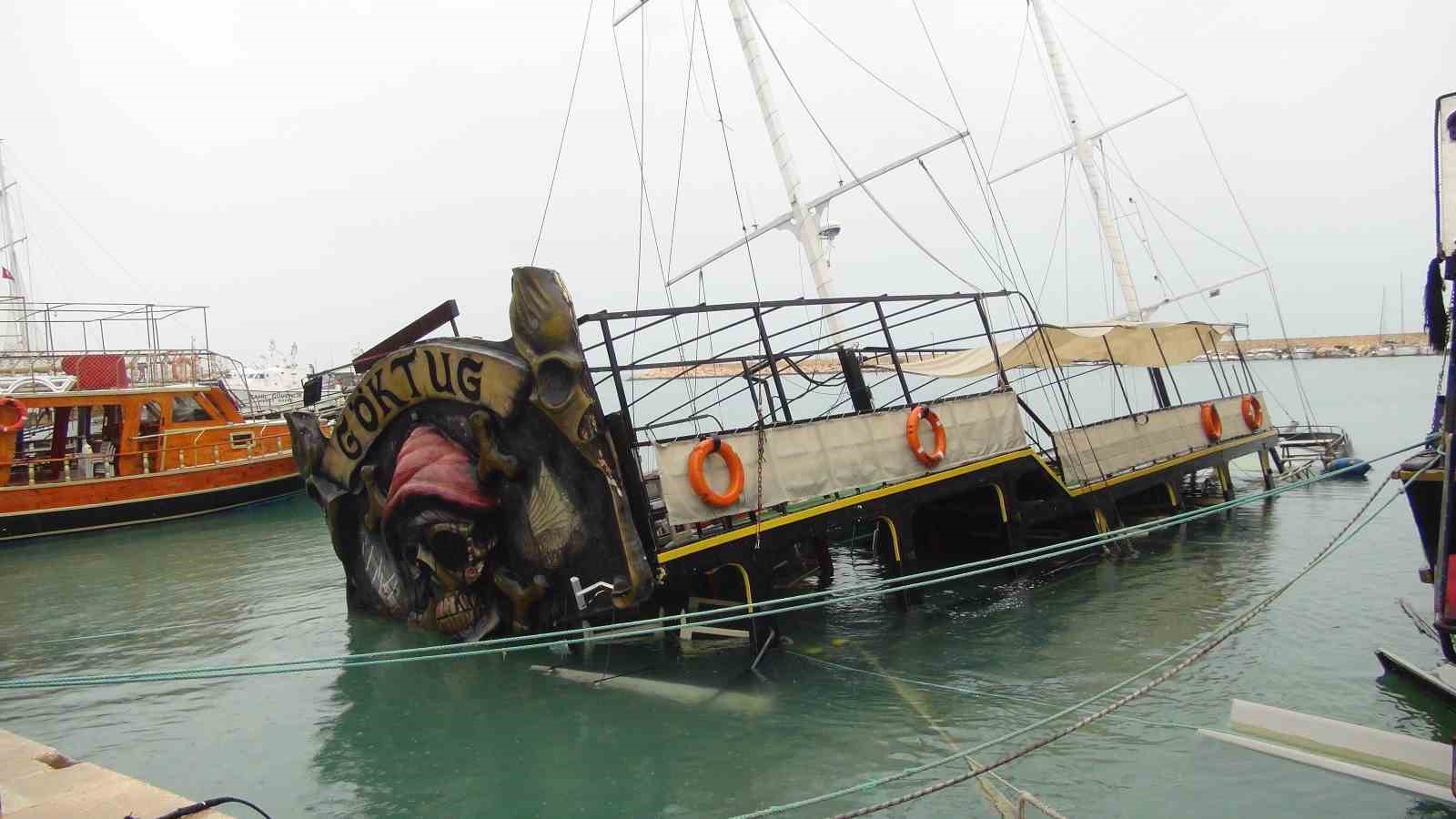 Mersin&rsquo;de şiddetli yağış ve fırtına gezi teknesini batırdı
