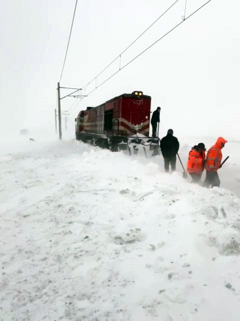 Soğuk hava ve kar yağışı demiryolu ulaşımını da olumsuz etkiledi