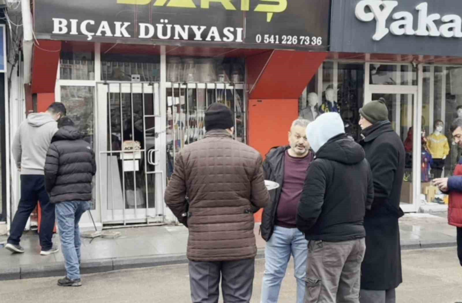 Bı&ccedil;ak&ccedil;ı d&uuml;kkanının camı kırılıp binlerce liralık bı&ccedil;ak &ccedil;alındı
