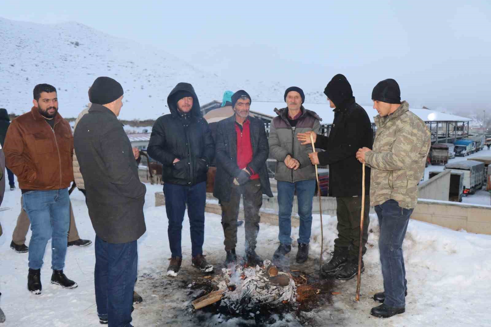 Eksi 15&rsquo;de hayvan pazarı kuruldu
