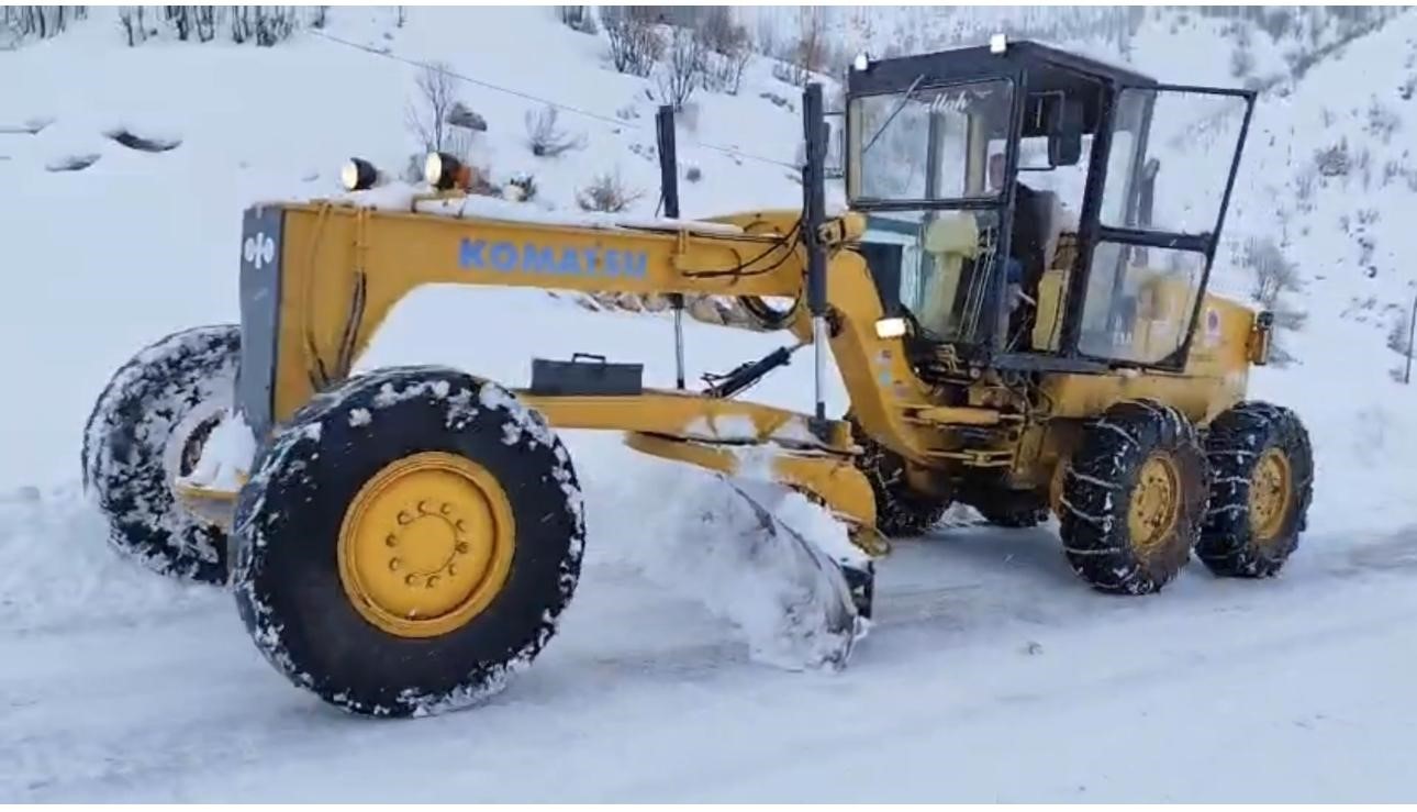Karda mahsur kalanlar ekipler tarafından kurtarıldı