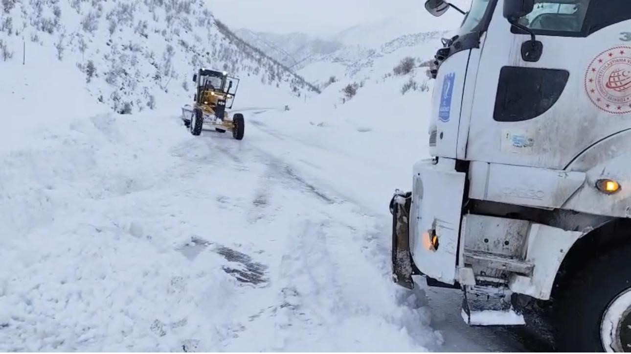 Karda mahsur kalanlar ekipler tarafından kurtarıldı
