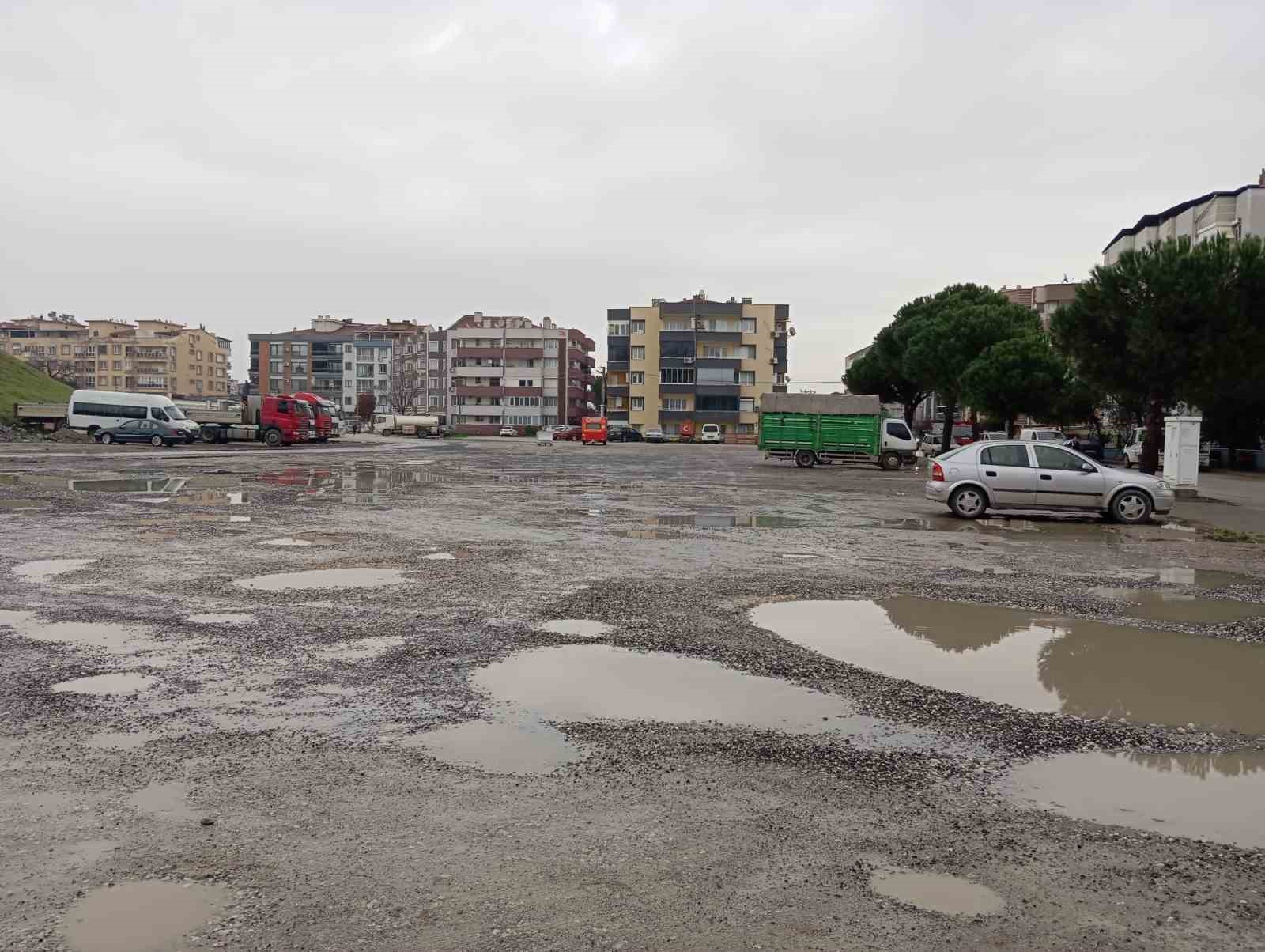 Bergama&rsquo;da pazar yeri &ccedil;ilesi: Yağmurda g&ouml;let, &ccedil;amurda ge&ccedil;iş işkencesi
