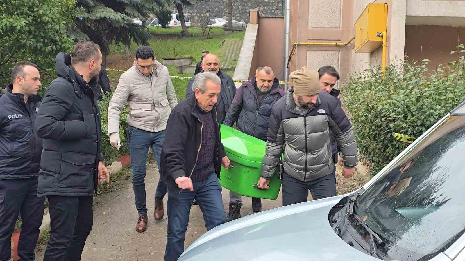 Karab&uuml;k&rsquo;te 5. kattan d&uuml;şen yaşlı kadın yaşamını yitirdi
