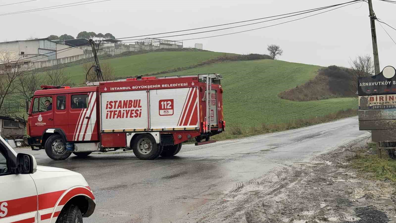 Arnavutköy’de otomobil su kanalına uçtu: Sürücü yaralı