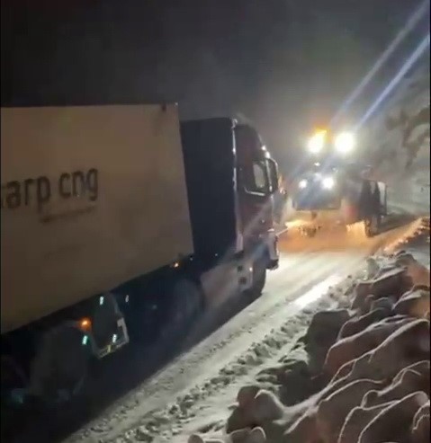 Mahsur kalan doğalgaz y&uuml;kl&uuml; tır kurtarıldı
