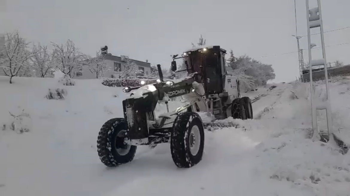 Besni&rsquo;de kapanan k&ouml;y yolları a&ccedil;ılıyor

