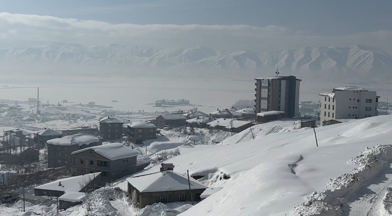 Hakkari&rsquo;de 68 yerleşim yerinin yolu kapandı
