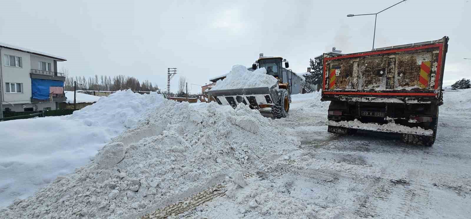 Aydıntepe’de kar küreme ve tuzlama çalışmaları sürüyor