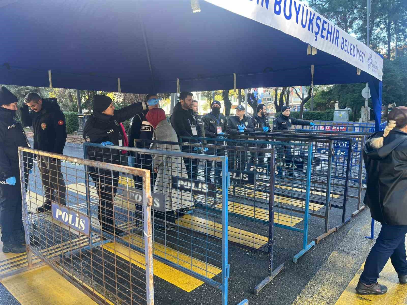 Erdoğan&rsquo;ın Aydın programı &ouml;ncesi vatandaşlar alana alınmaya başlandı
