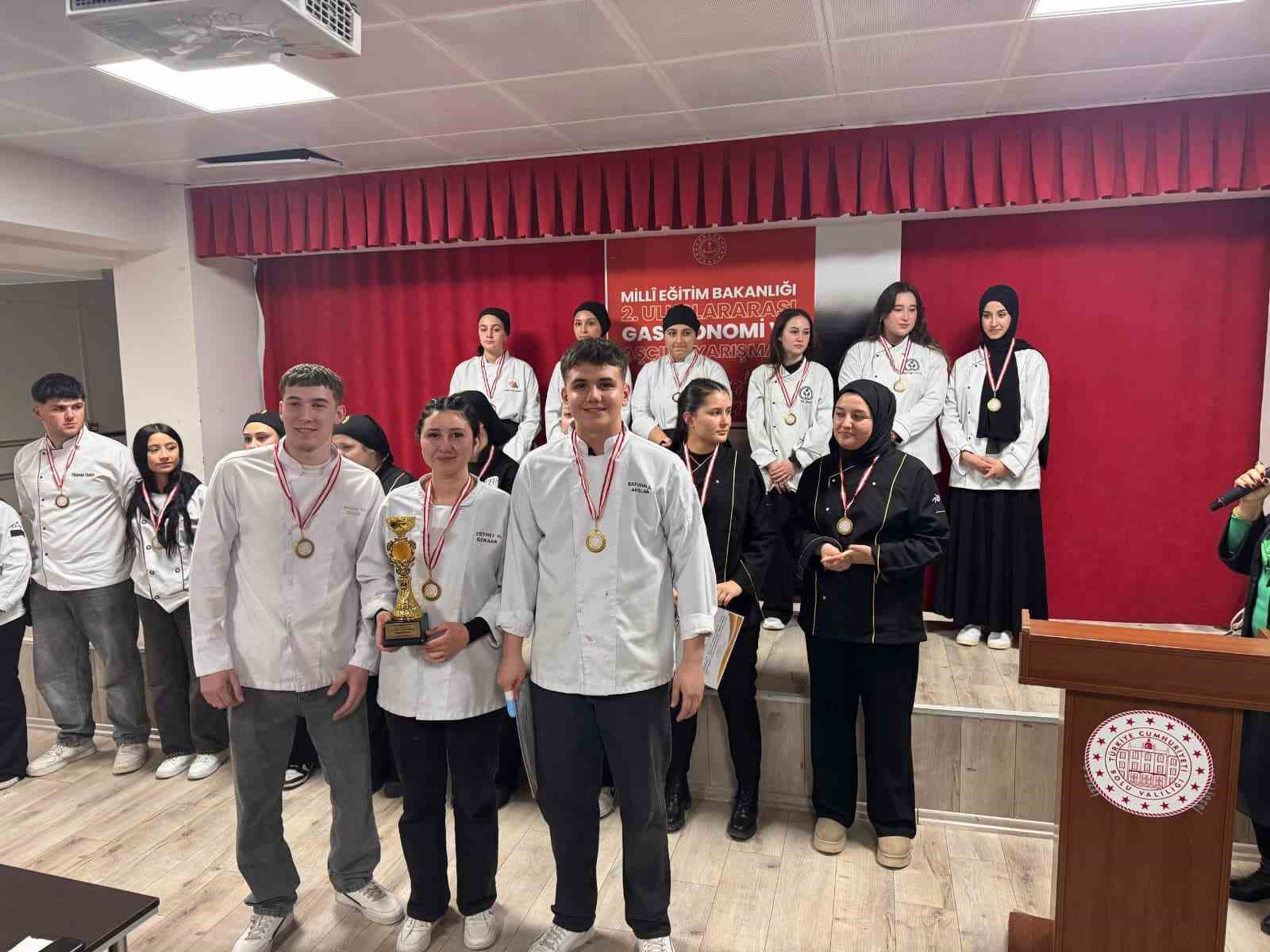 Liseli gençler gastronomi yarışmasında gümüş madalya kazandı