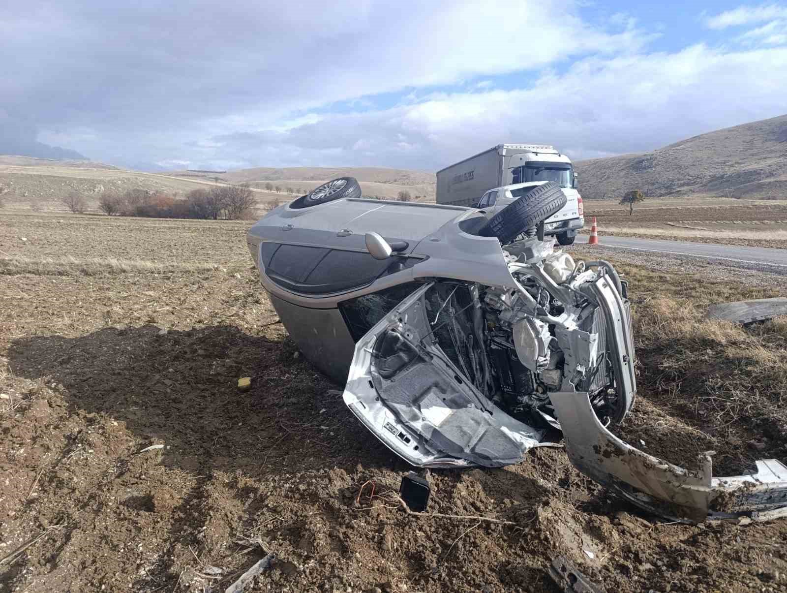 Tırla çarpışan otomobilde 5 kişi yaralandı