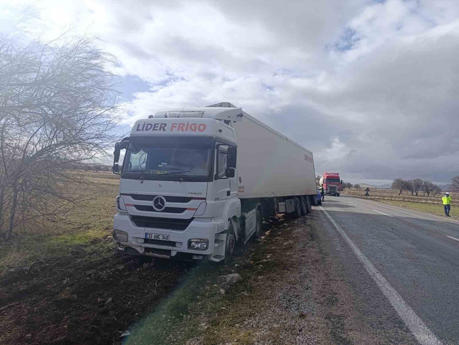 Tırla &ccedil;arpışan otomobilde 5 kişi yaralandı
