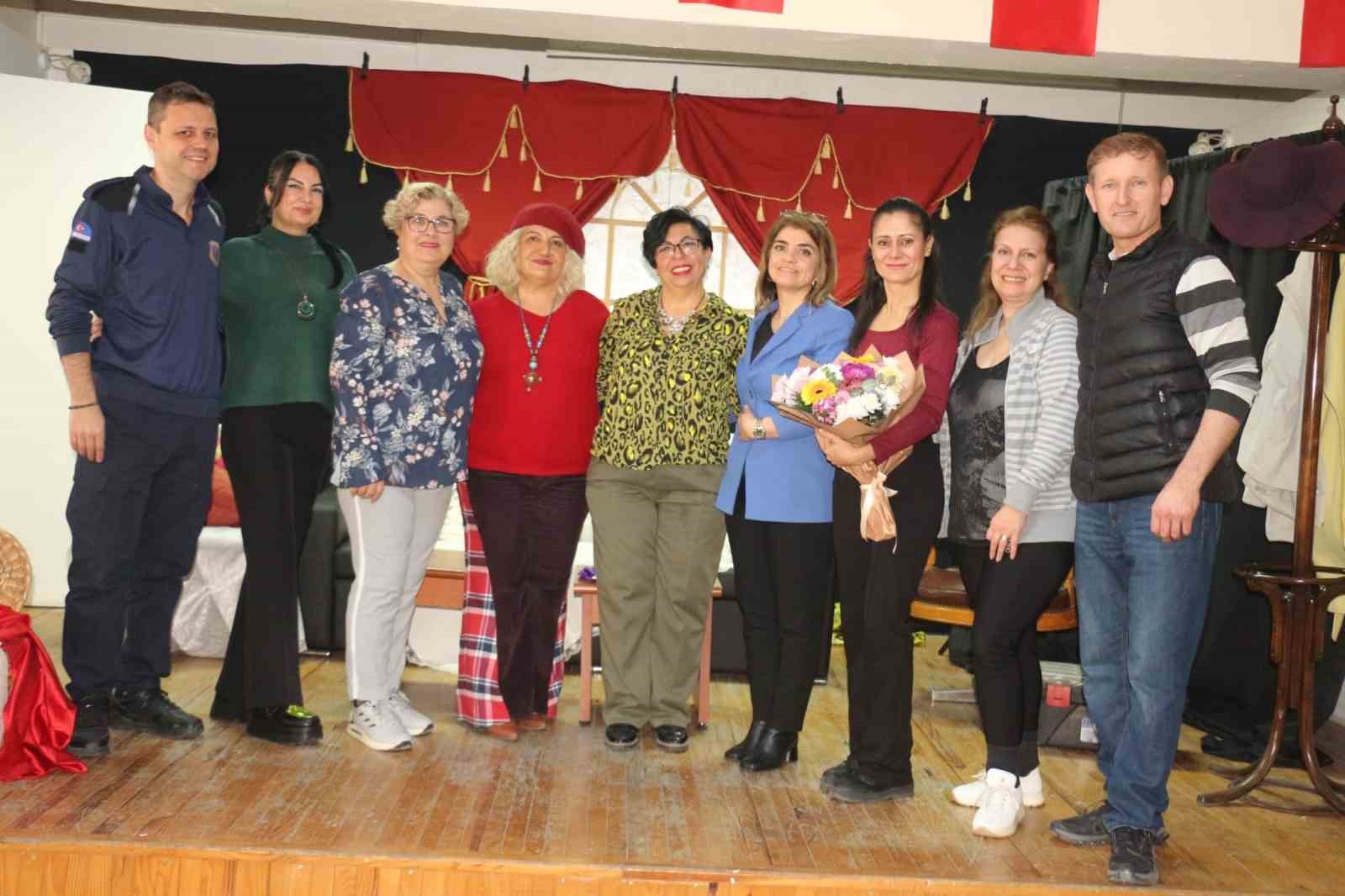 Dikili Umut Tiyatrosu, umut olmaya devam ediyor
