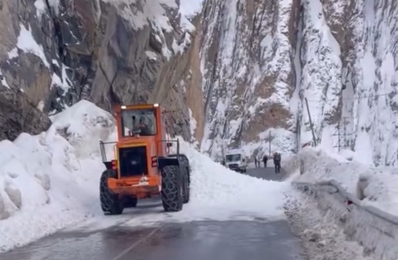 Hakkari-Yüksekova kara yoluna çığ düştü
