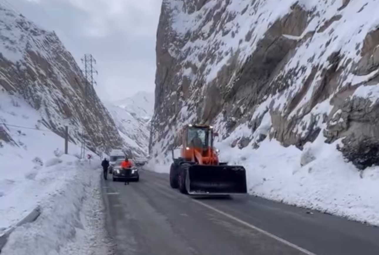 Hakkari-Y&uuml;ksekova kara yoluna &ccedil;ığ d&uuml;şt&uuml;
